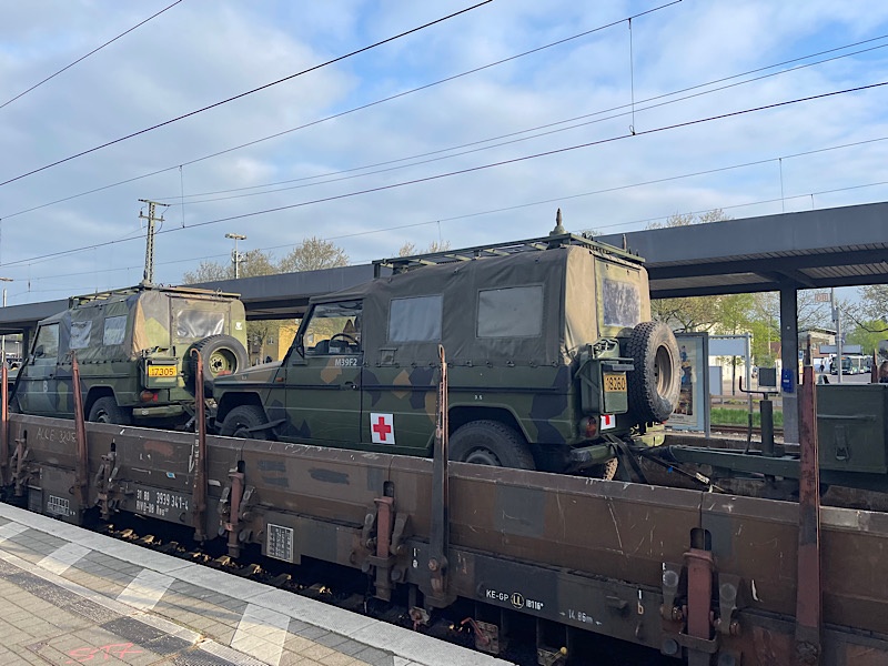 Güterzug mit Militärfahrzeugen am Bahnhof Wunstorf