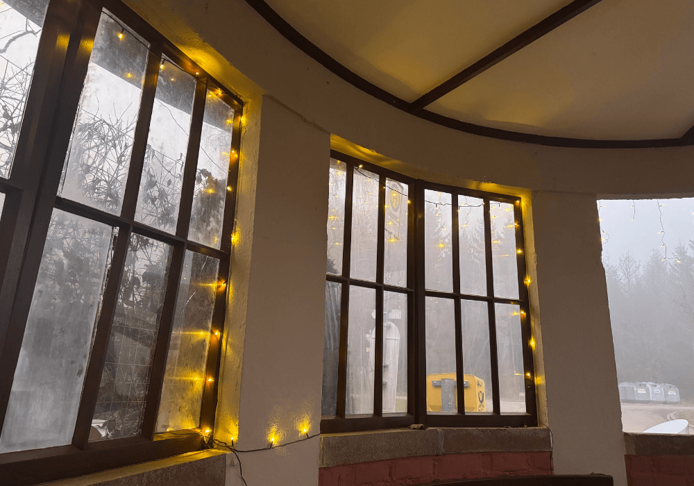 Innenraum eines Bushaltehäuschens mit Lichterkette