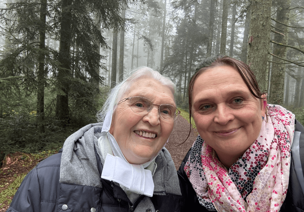 Zwei Menschen im Vordergrund eines nebeligen Waldes