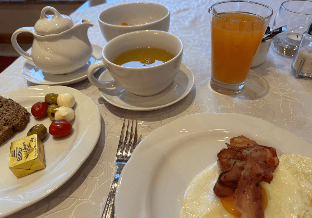 Ei mit Speck, Müsli, Tee und Saft